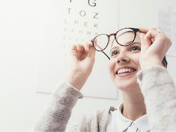 眼镜生产厂家教你店内如何给消费者推荐眼镜。