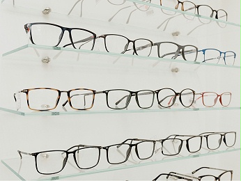 你最常见的哪几种眼镜架框类型的尼？