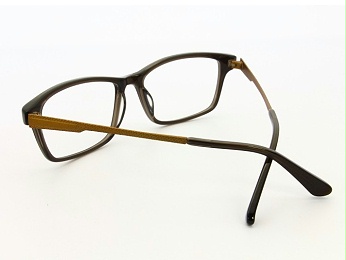 眼镜生产厂家：钛架为什么能卖这么贵？