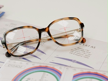 佩戴隐形眼镜与框架眼镜哪个会好点？
